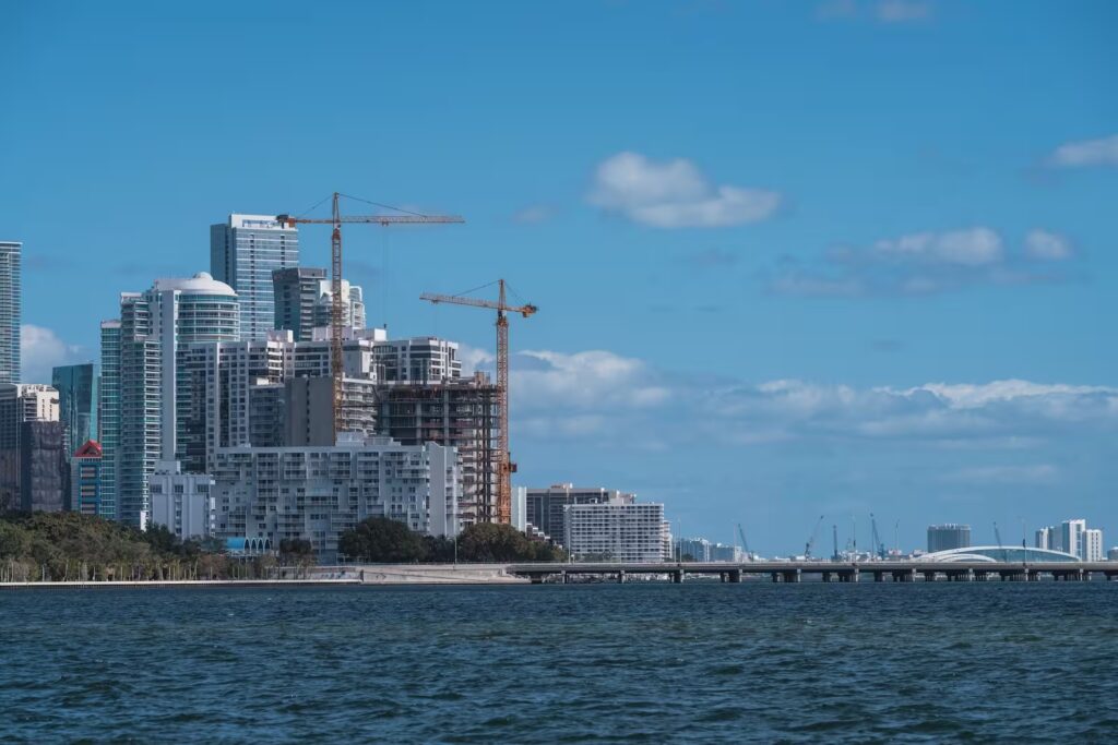 Edificio moderno frente al mar con cielo despejado, ejemplo de arquitectura contemporánea en zona costera de Miami.
