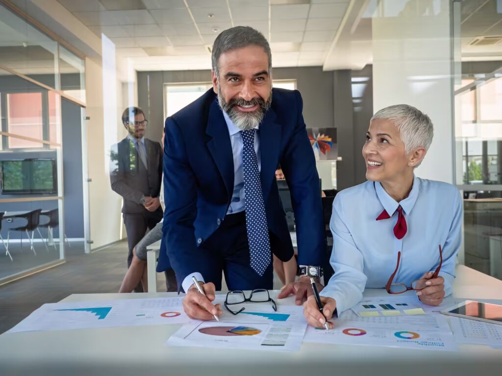 Equipo corporativo en reunión empresarial, reflejo de liderazgo, estrategia y trabajo en equipo profesional.