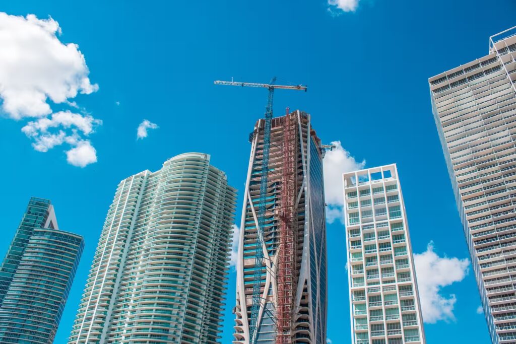 Rascacielos modernos bajo cielo azul, símbolo de arquitectura urbana, innovación y desarrollo inmobiliario contemporáneo.