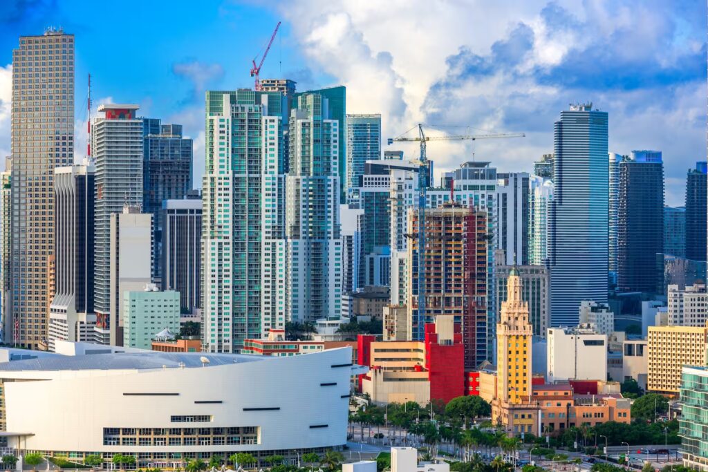 Vista panorámica del skyline de Miami, Florida, con rascacielos junto al mar y arquitectura contemporánea.