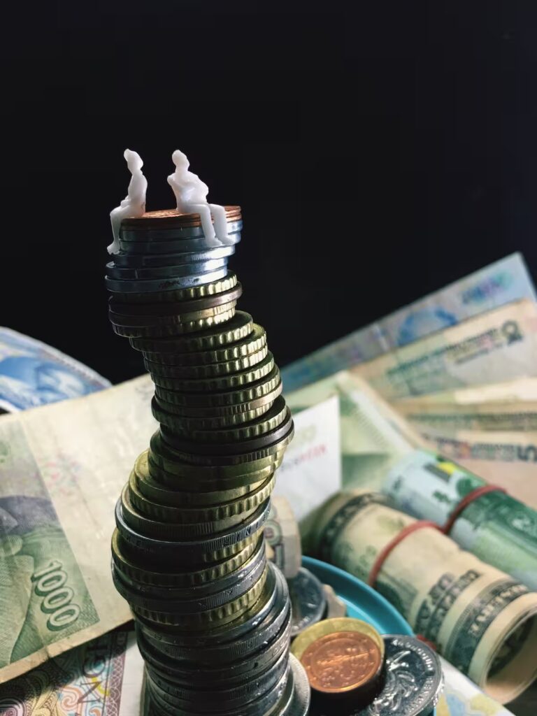 Conversación sobre finanzas personales en entorno profesional, enfocada en estrategias de dinero, ahorro e inversión inteligente.