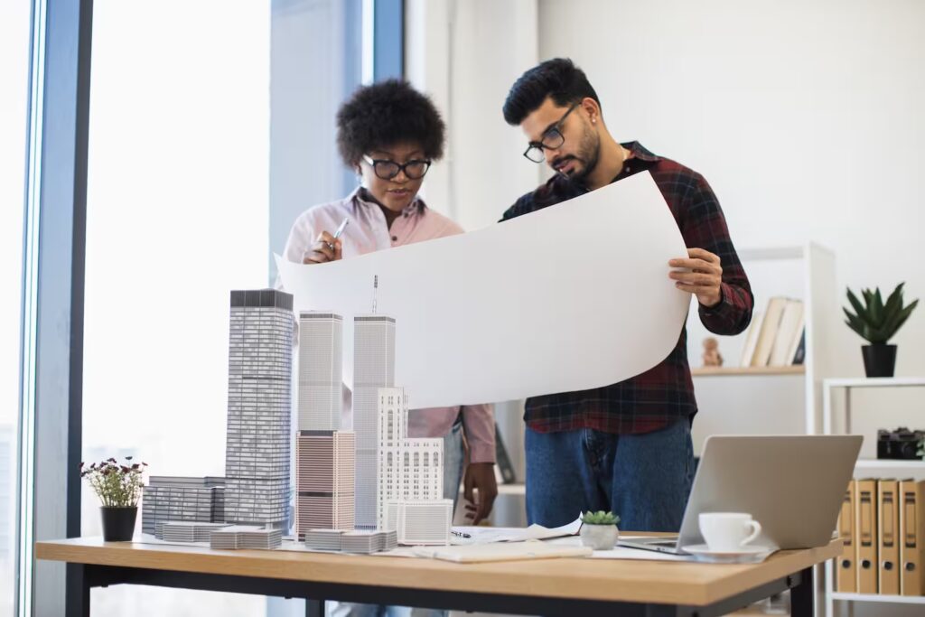 Arquitectos revisando planos de una ciudad moderna, enfocados en innovación, sostenibilidad y diseño urbano inteligente.