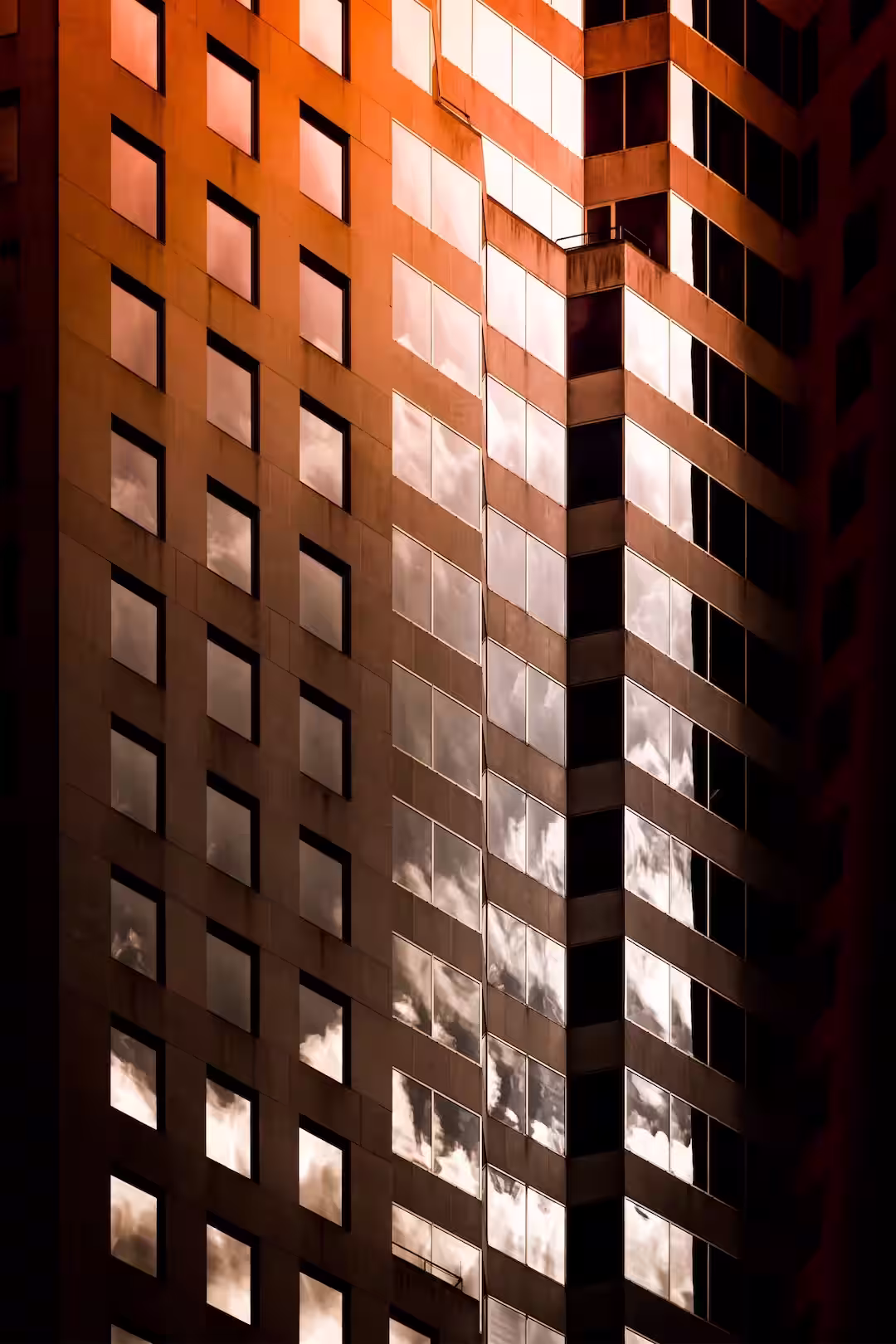 Sun reflecting on a glass skyscraper—symbolizing ARCSA CAPITAL’s clarity, governance, and why predictable yield matters in Miami.