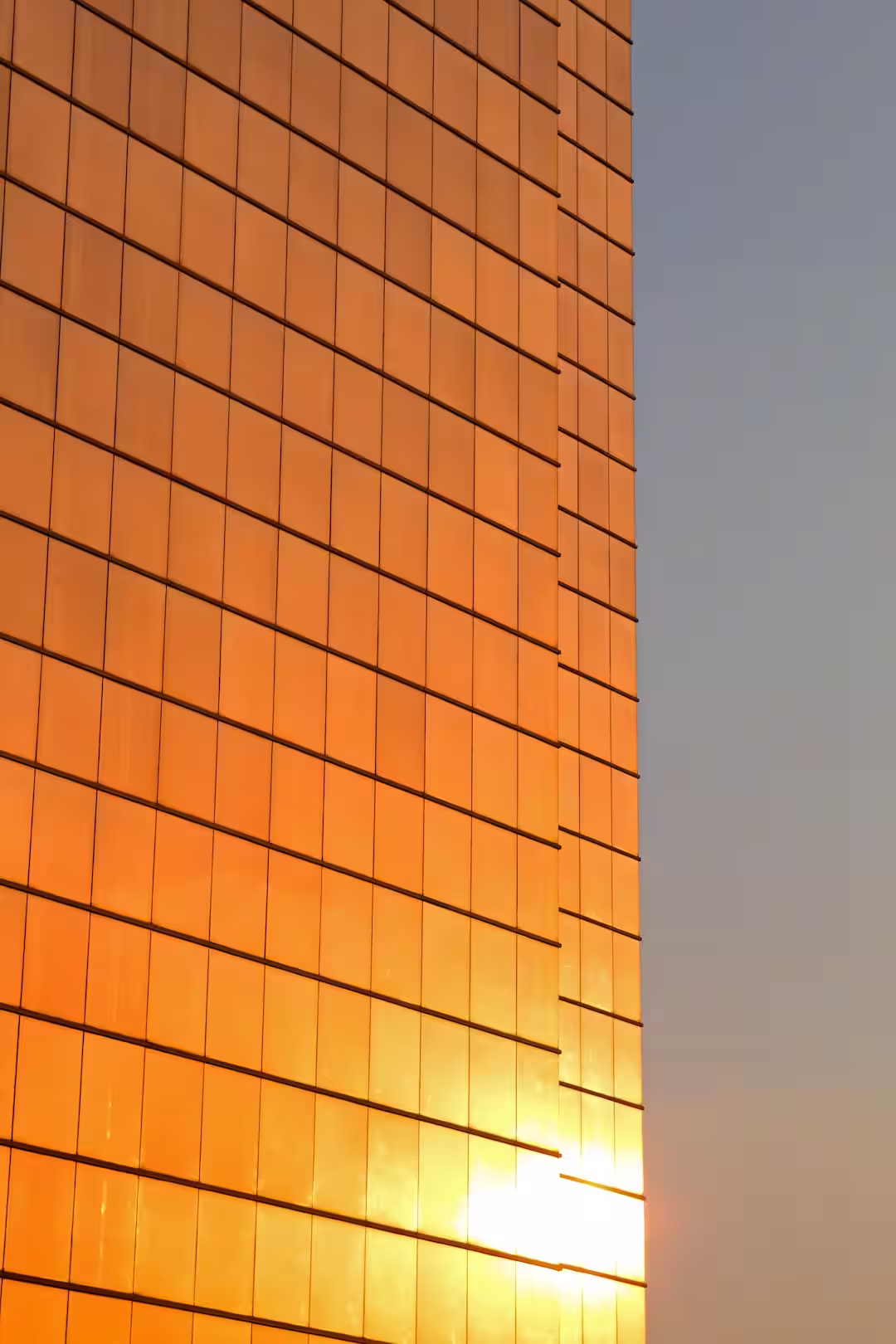 Sunlit reflection on a modern skyscraper façade symbolizing ARCSA CAPITAL’s institutional strength, transparency, and growth in Miami.