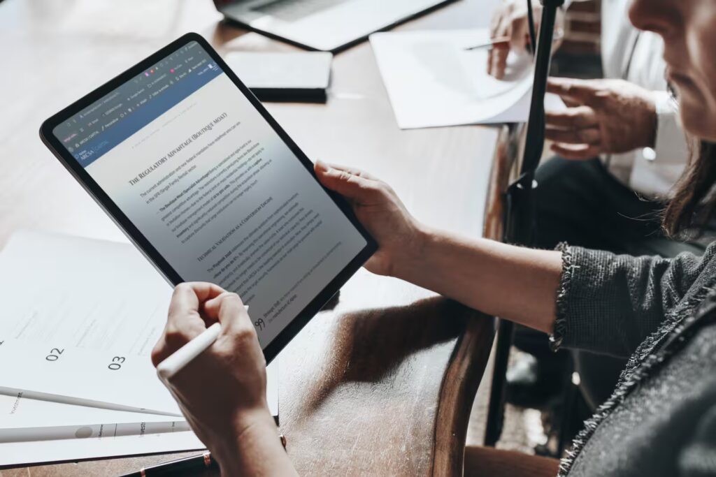 Equipo de asesores de Family Office revisando el Playbook de Institutional Flipping 2026 en un iPad, analizando la ventaja regulatoria y el foso boutique de ARCSA Capital en Miami.